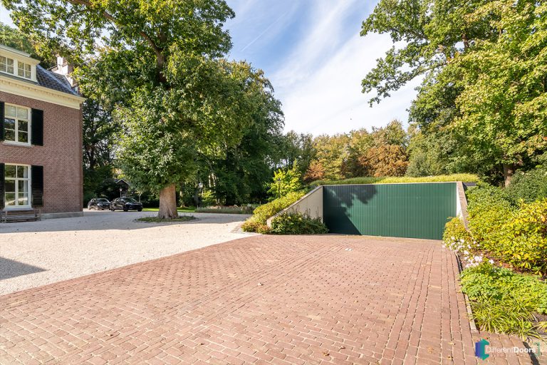 Houten garagedeuren gelijk met de gevel