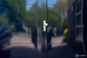 Houten openslaande garagedeur staalblauw