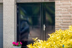 Houten openslaande garagedeur staalblauw