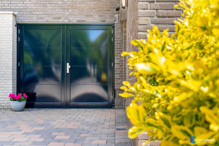 Houten openslaande garagedeur staalblauw