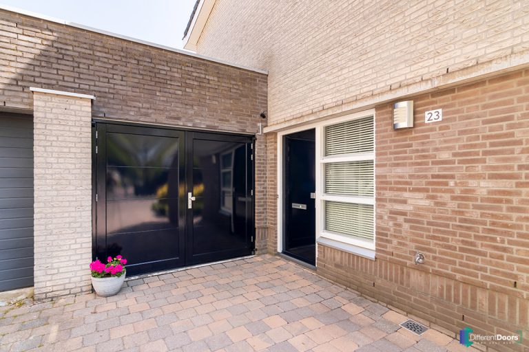 Houten openslaande garagedeur staalblauw