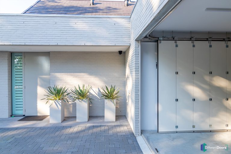 Zijwaartse houten garagedeur