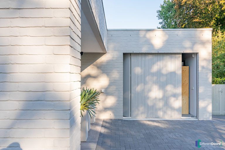 Zijwaartse houten garagedeur