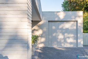 Zijwaartse houten garagedeur