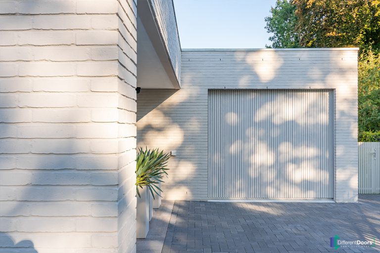 Zijwaartse houten garagedeur