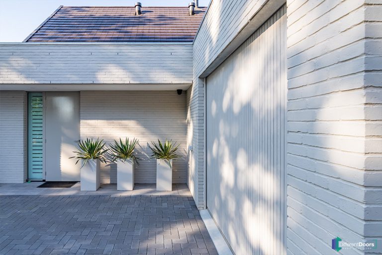 Zijwaartse houten garagedeur