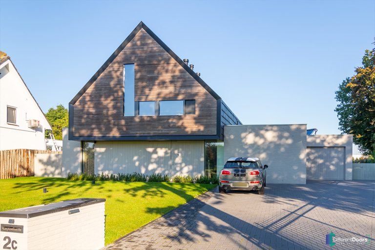 Zijwaartse houten garagedeur