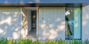 Taasdeur gelijk met de gevel