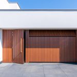 Houten garagedeur met loopdeur Fraké hout