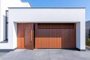 Houten garagedeur met loopdeur Fraké hout