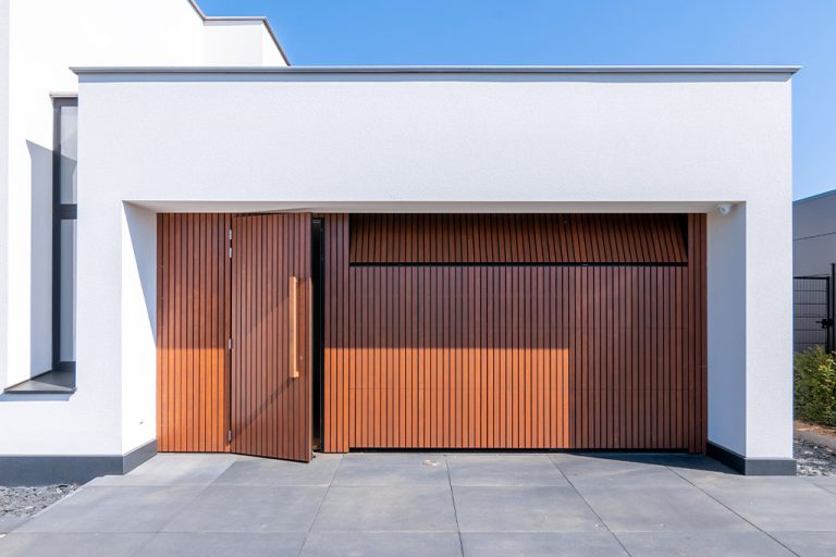 Houten garagedeur met loopdeur Fraké hout