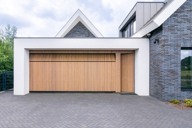 Houten garagedeur met loopdeur afrormosia
