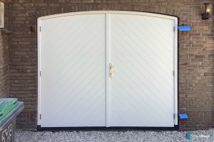 recent geplaatste getoogde houten garagedeuren