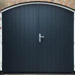 recent geplaatste getoogde houten garagedeuren