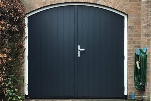 recent geplaatste getoogde houten garagedeuren