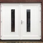 recent geplaatste houten openslaande garagedeuren met glas
