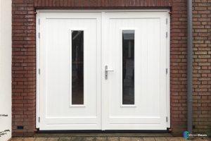 recent geplaatste houten openslaande garagedeuren met glas