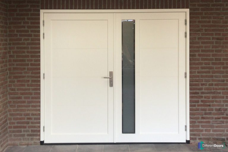 recent geplaatste houten openslaande garagedeuren met glas