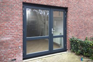 recent geplaatste houten openslaande garagedeuren met glas