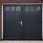 recent geplaatste houten openslaande garagedeuren met glas