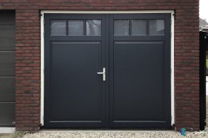 recent geplaatste houten openslaande garagedeuren met glas