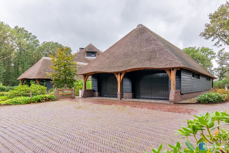 Elektrische houten garagedeur