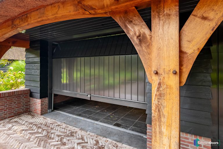 Elektrische houten garagedeur