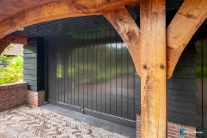 Elektrische houten garagedeur