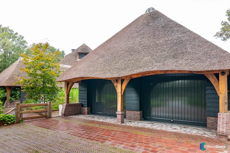 Elektrische houten garagedeur