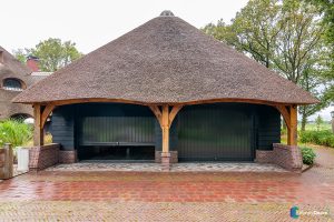 Elektrische houten garagedeur