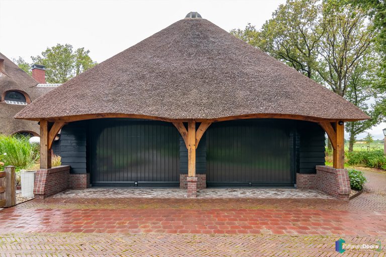 Houten garagedeur traditionele stijl