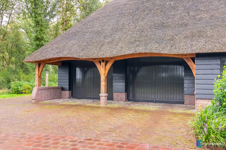 Houten garagedeur traditionele stijl