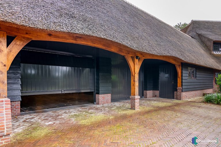 Houten garagedeur traditionele stijl