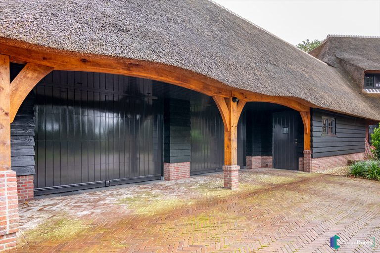 Houten garagedeur traditionele stijl