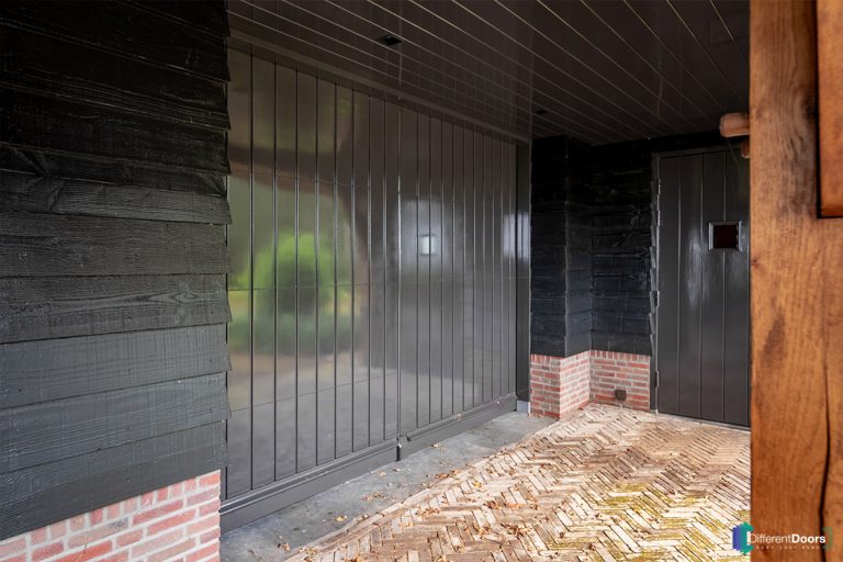 Houten garagedeur traditionele stijl