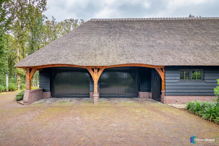 Houten garagedeur traditionele stijl