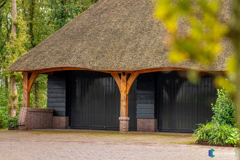 Traditionele houten garagedeur