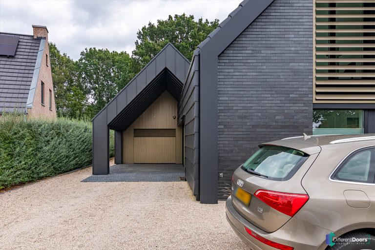 Garagedeur bekleed met aluminium profielen