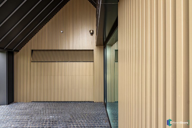 Garagedeur bekleed met aluminium profielen