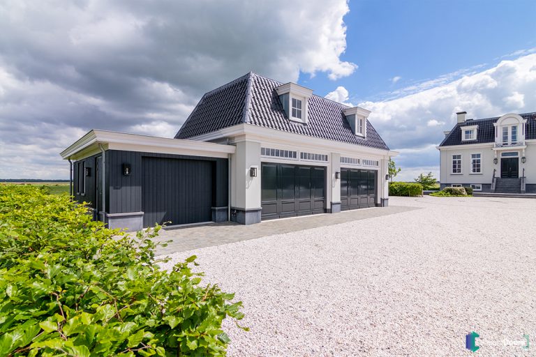 Houten garagedeuren Different Doors