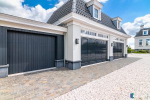 Houten garagedeuren Different Doors