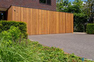 Elektrische houten garagedeur