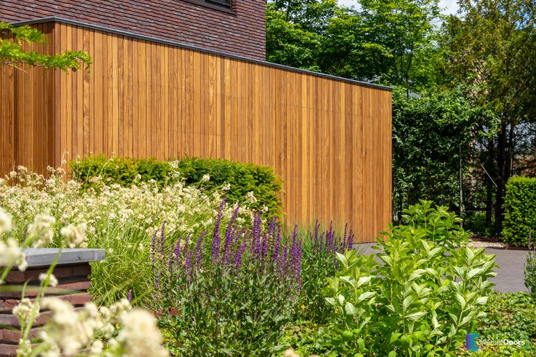 Elektrische houten garagedeur