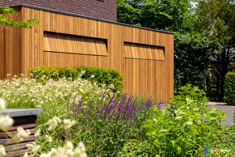 Elektrische houten garagedeur