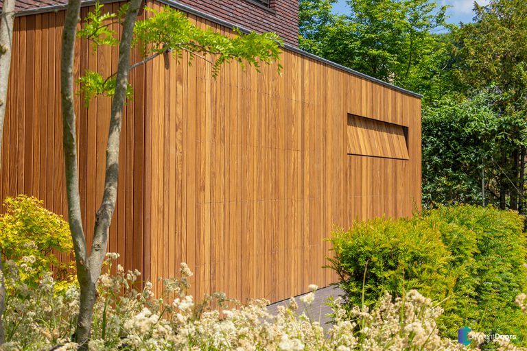 Elektrische houten garagedeur