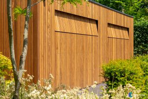 Elektrische houten garagedeur