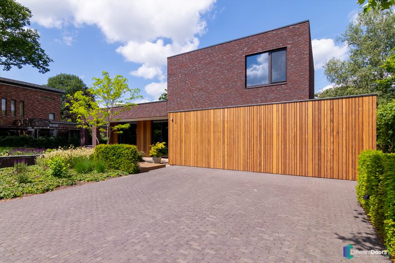 Garagedeur met gevelbekleding