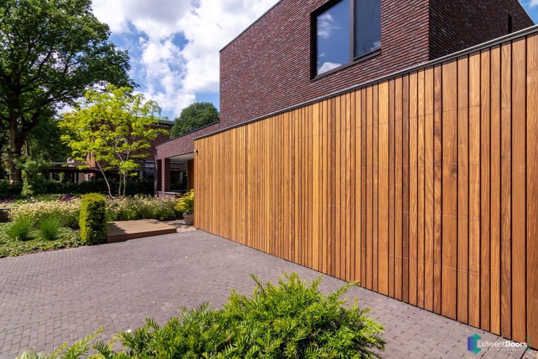 Houten garagedeuren Different Doors