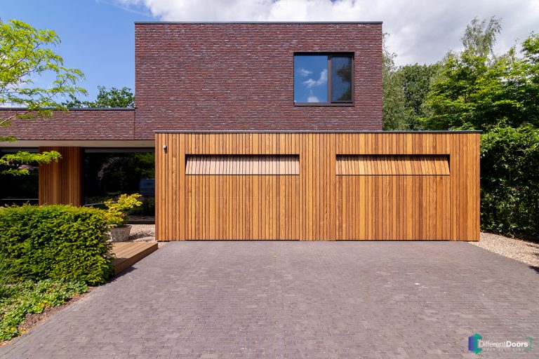 Houten garagedeuren Different Doors