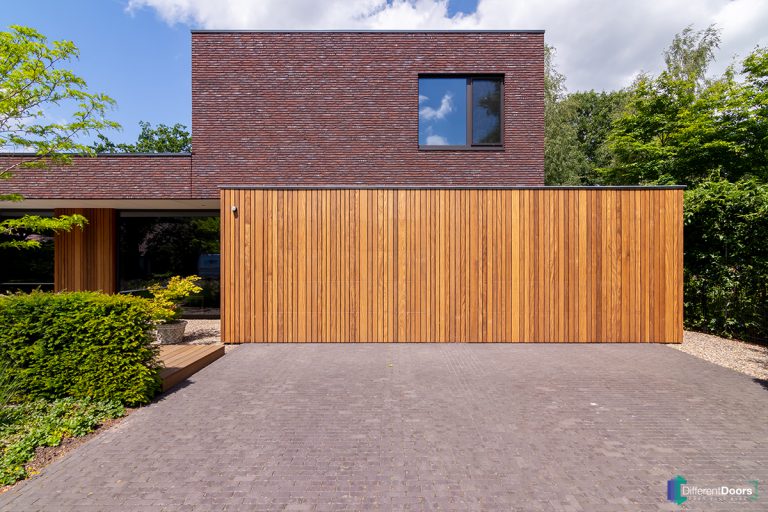 Houten garagedeuren Different Doors